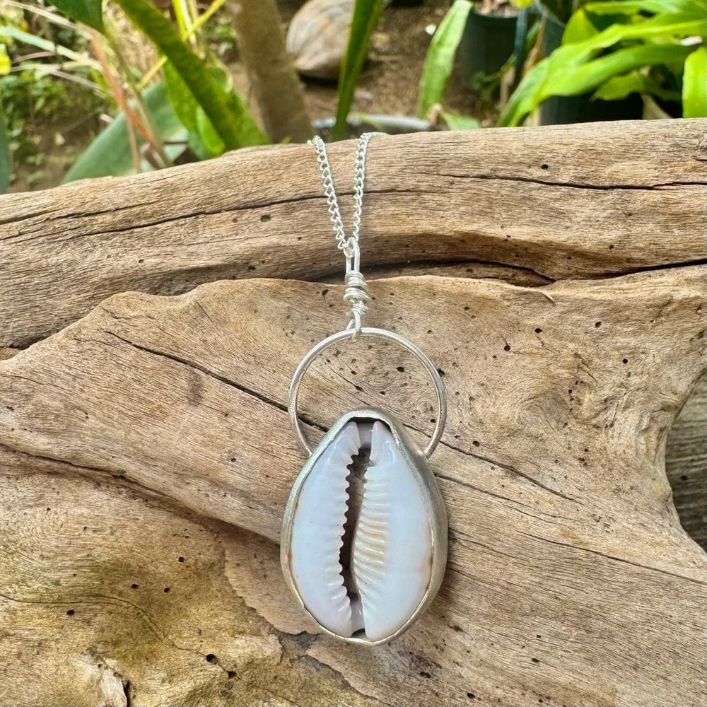 Handmade sterling Silver spotted thrush cowrie Shell Pendant Necklace - Picture 1 of 4